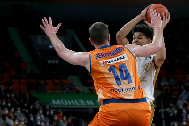 欧文左膝前交叉韧带手术成功，关节和半月板未受损.