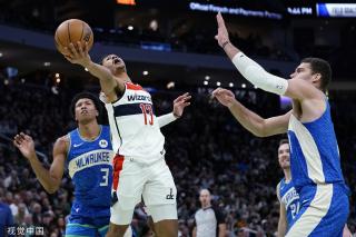 团结的力量！胡明轩错失绝杀后郭士强和队友拥抱安慰 这是凝聚力最强的国家队